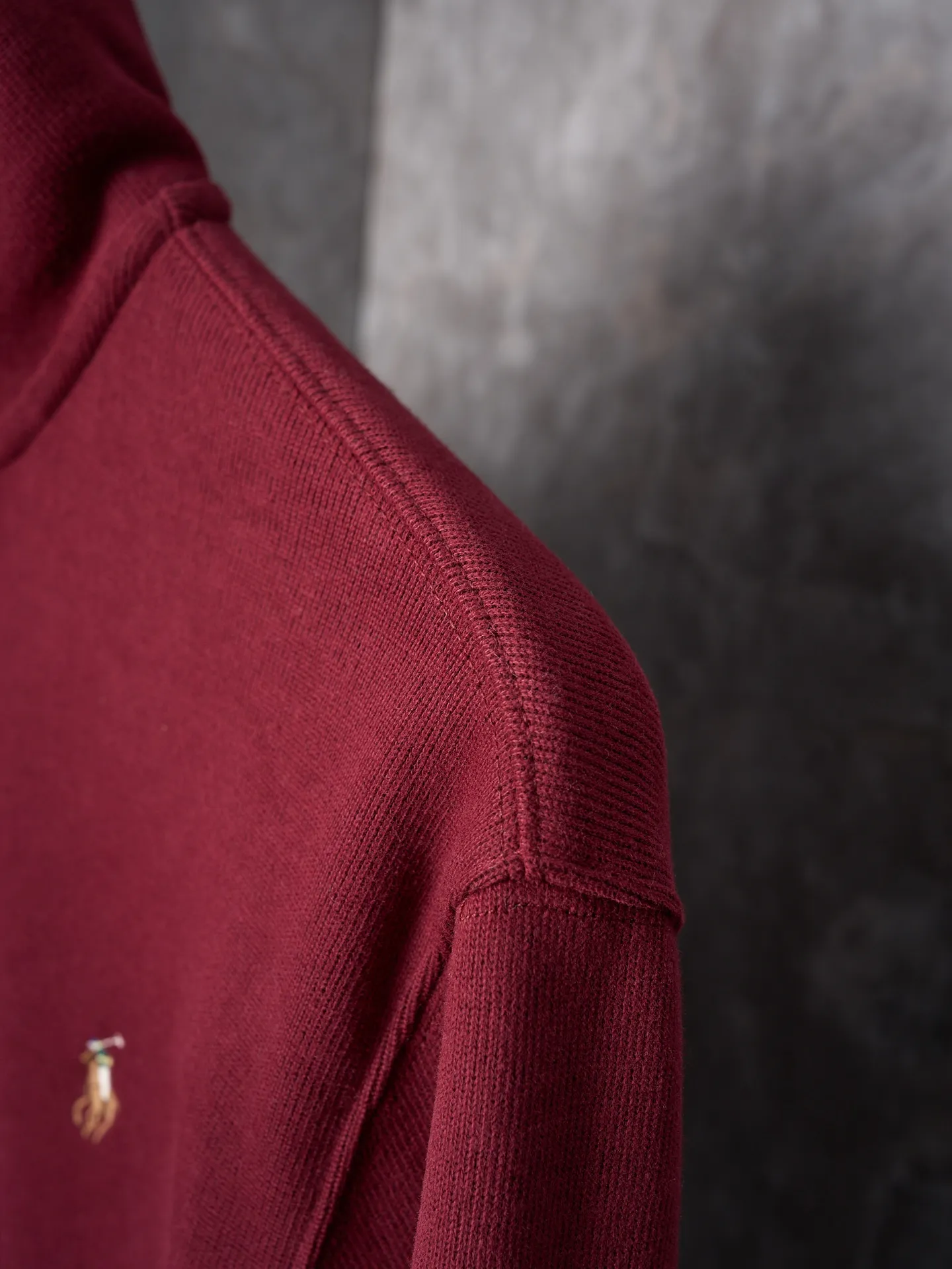 P350 Actual auction】Ralph Lauren/Ralph Lauren colorful pony logo embroidered zipper half turtleneck sweatshirt [Ready stock] S M L XL Customized Yayun essence cotton velvet material, soft and silky, comfortable and skin-friendly. It is based on low saturated brown and red and incorporates a hint of mystery of purple. The exquisite colorful pony logo jumps into burgundy and brings its own focus. It is fully recognizable. Simple and smooth lines outline the overall outline. The half-zip design is sublimated. The leather pull tab of the zipper head is aged, retaining slight rough edges, and hiding unintentional beauty. In the name of design, we create a new fashionable realm for sweatshirts. We use imported machine embroidery technology and use advanced computer control systems and precision mechanical components to realize pony logo embroidery operations. High precision. The lines are smooth and delicate. The fabrics have been washed and have a better hand feel. Not easy to deform, not easy to shrink, not easy to fade. Maintain long-term beauty and fit.